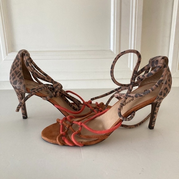 NWOT Free People On Tour Tan Combo Animal Print Strappy Heels Sz 41 - Picture 1 of 8